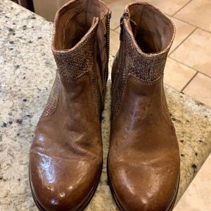 Beautiful Sundance ankle boots.  Size 36, light brown color.